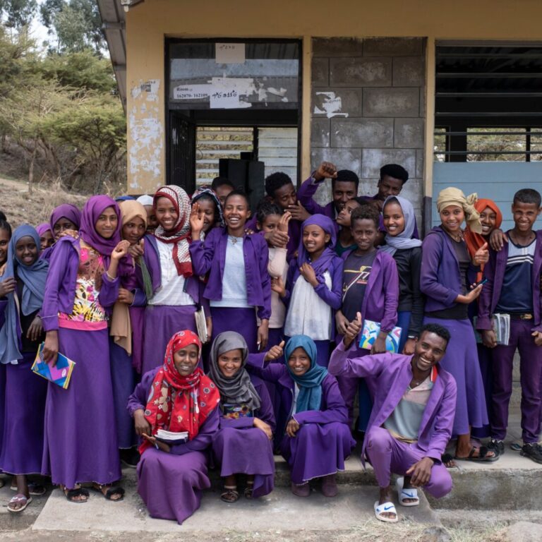 Auf dem Bild ist eine äthiopische Schulklasse von Mädchen und Jungen zu sehen. Der Schulbau gehört ebenfalls zu den Projekten der Stiftung Menschen für Menschen.