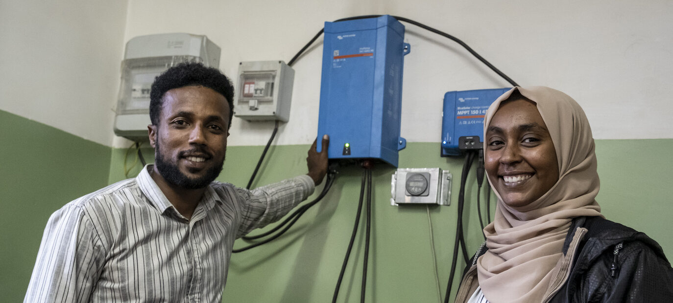 Abdurahim Argaw (l.) und Sayo Jemaz (r.) präsentieren eine Schaltanlage in der Energiebehörde