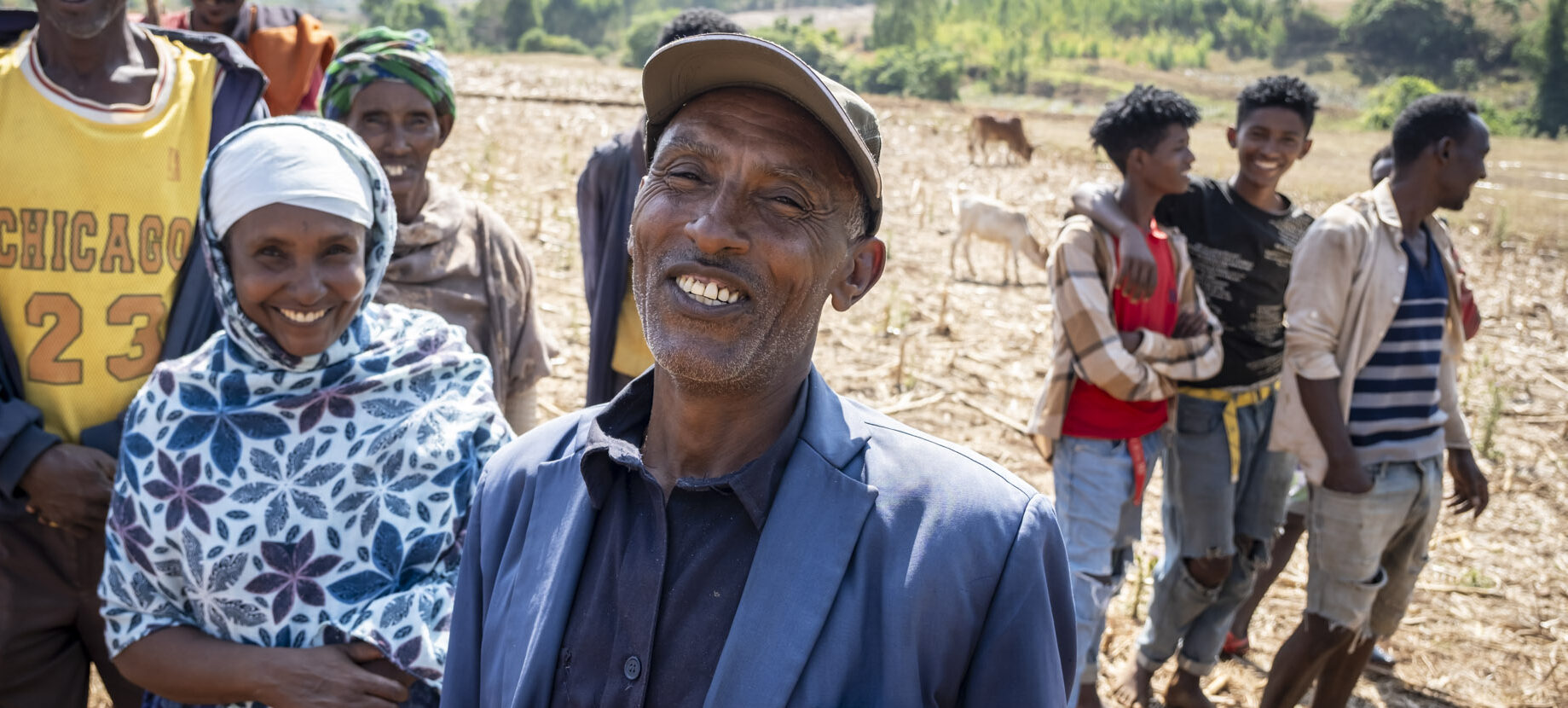 Eine Gruppe von Menschen steht auf einem Feld.