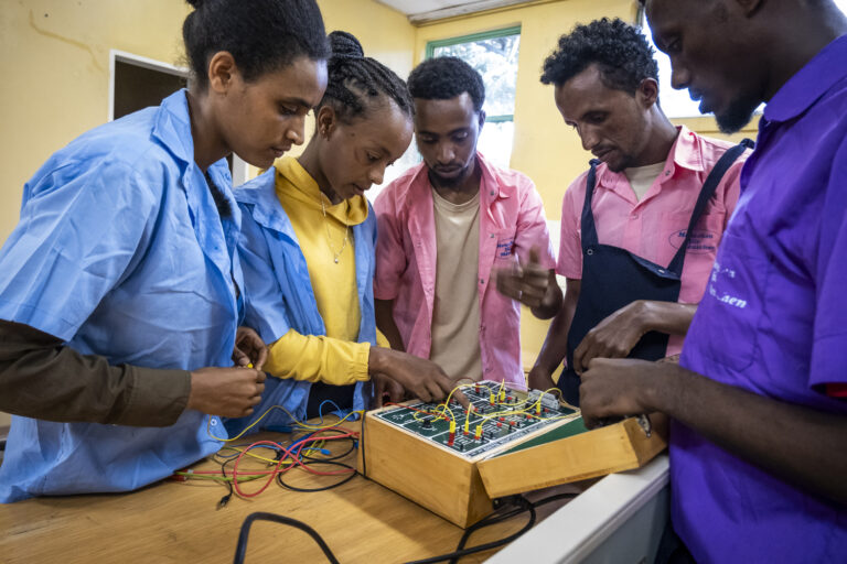 Studierende am ATTC bei einem Kurs der Elektrotechnik.