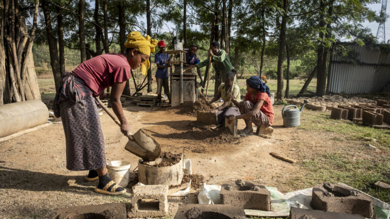 Frauen arbeiten in einer Produktion für Ziegelsteine.