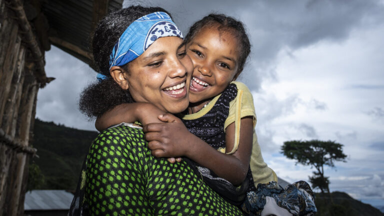 Ein Mädchen umarmt ihre Mutter