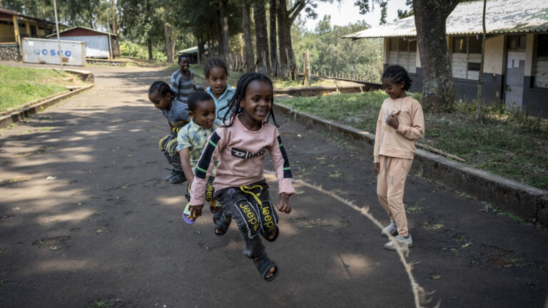 Kinder spielen im Abdii-Borii-Kinderheim