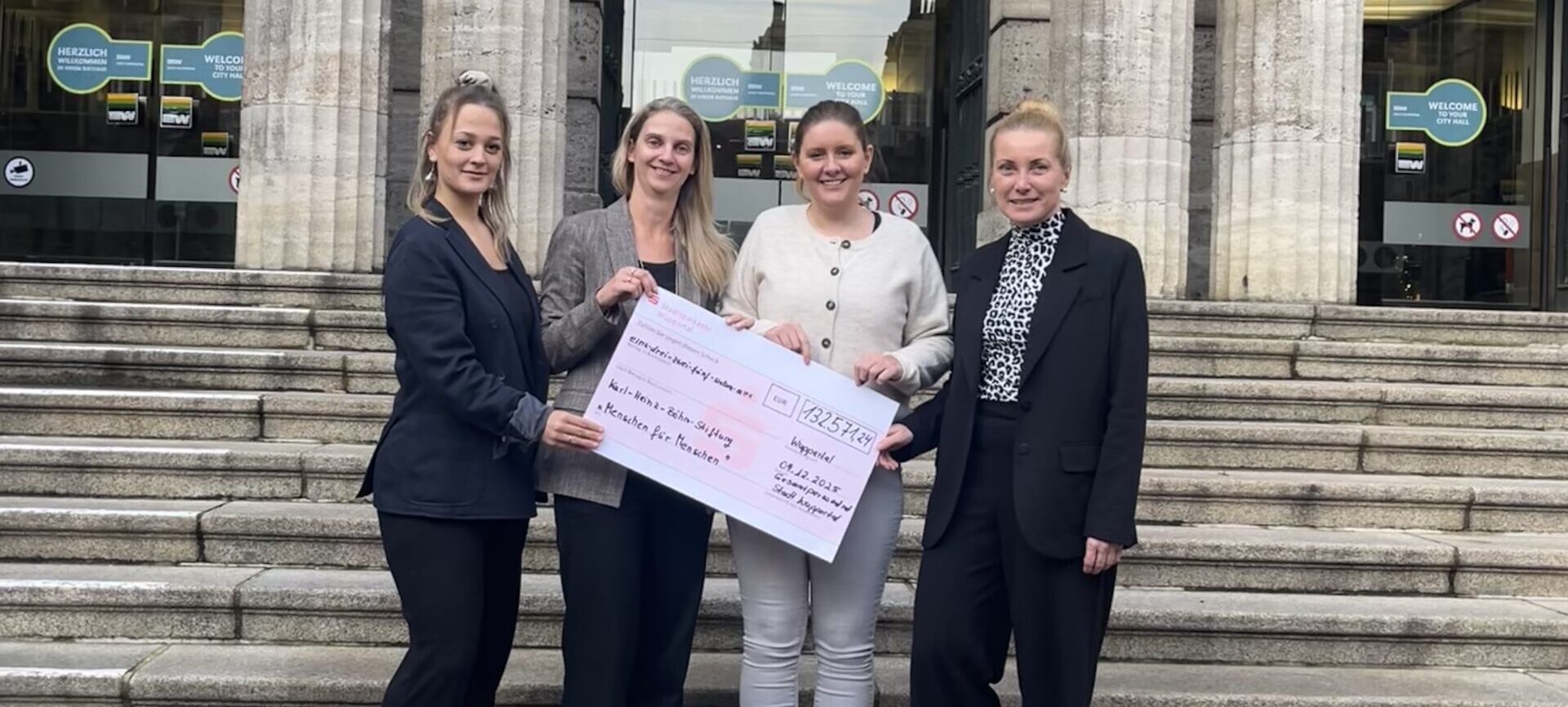 Mitarbeitende der Stadt Wuppertal bei der Scheckübergabe