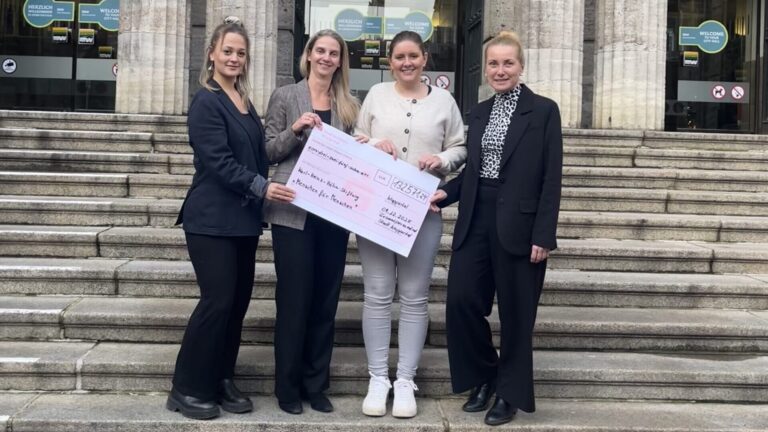 Mitarbeitende der Stadt Wuppertal bei der Scheckübergabe