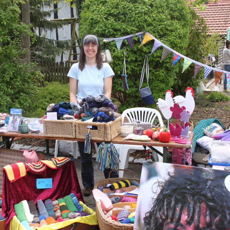Dagmar Arlt verkauft selbstgestrickte Socken.
