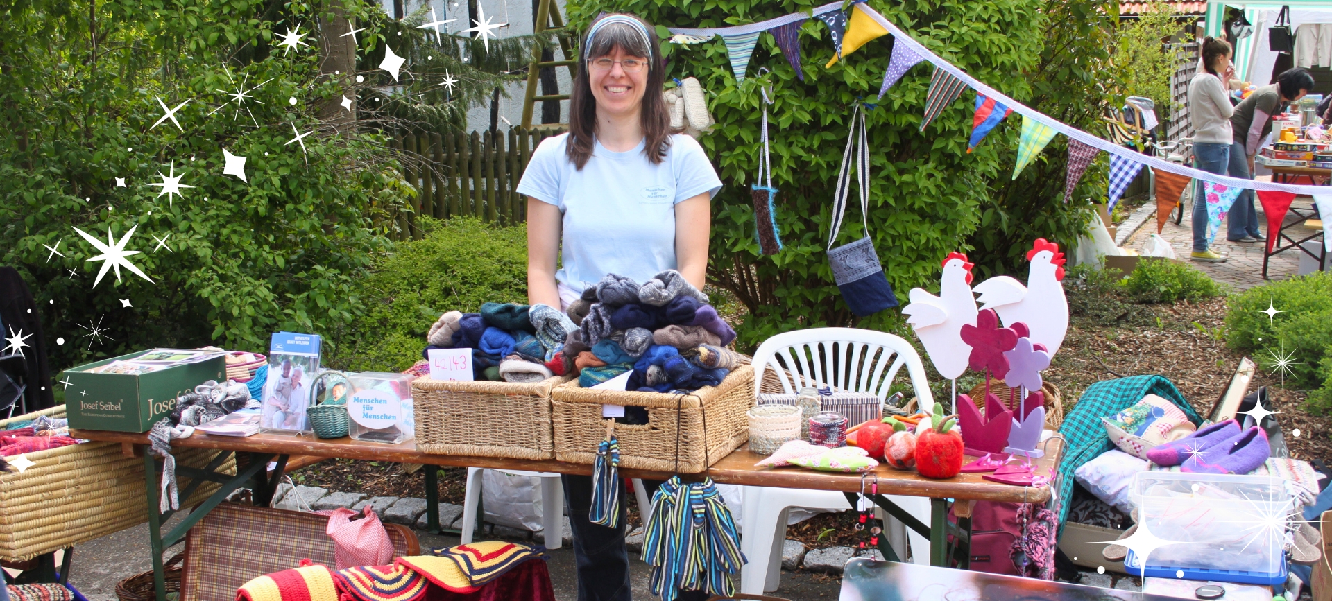 Ehrenamtliche Dagmar Arlt strickt mit anderen Helferinnen Socken und verkauft diese. Der Erlös geht an MFM,