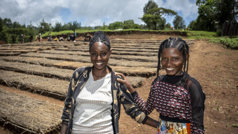 Mitarbeiterinnen in einer Baumschule im ländlichen Äthiopien