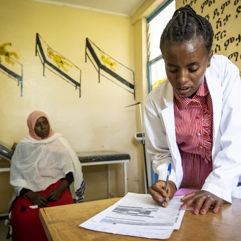 Eine Ärztin verschreibt einer jungen Frau Verhütungsmittel.