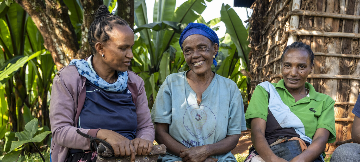Askale Abba spricht über ihren Gebärmuttervorfall. Neben ihr sitzt ihre Familie.