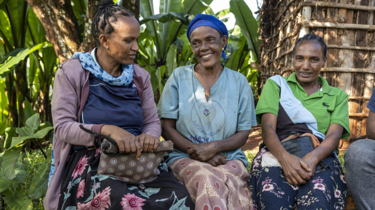 Askale Abba spricht über ihren Gebärmuttervorfall. Neben ihr sitzt ihre Familie.