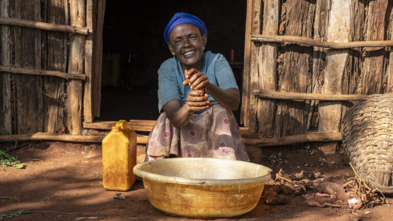 Äthiopische Frau Askale Abba vor ihrem Haus, berichtet über ihre Erfahrung mit UVP