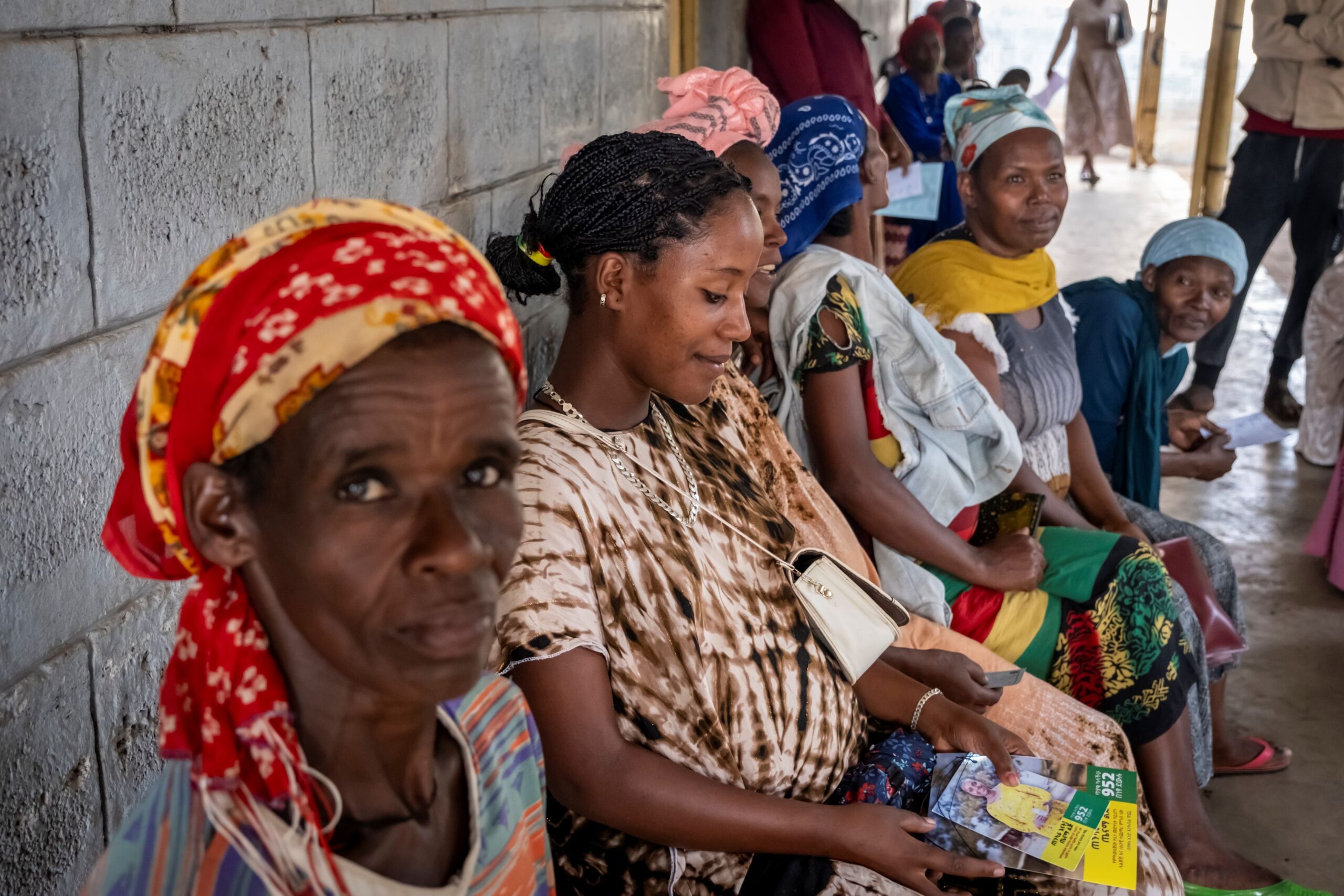 Frauen im Wartebereich eines Gesundheitszentrums in Äthiopien