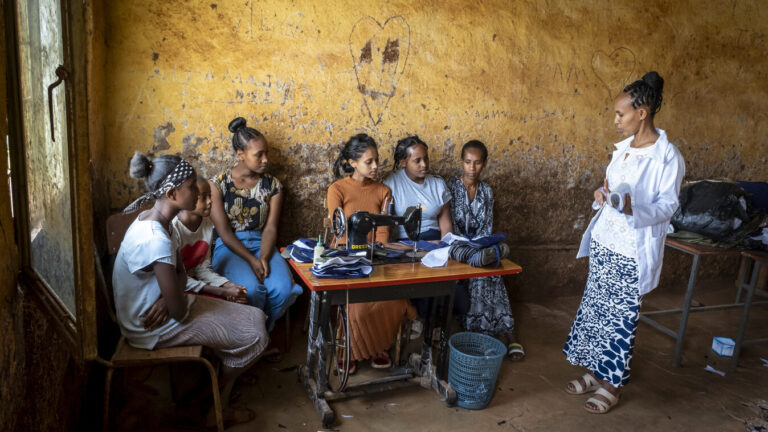 Lehrerin Zinash erklärt Mädchen in einer äthiopischen Schule über Damenhygiene während der Menstruation