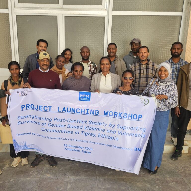 Ein Gruppenfoto mit den Teilnehmerinnen und Teilnehmern beim Kick-off-Meeting zum Start des neuen BMZ-Projekts.