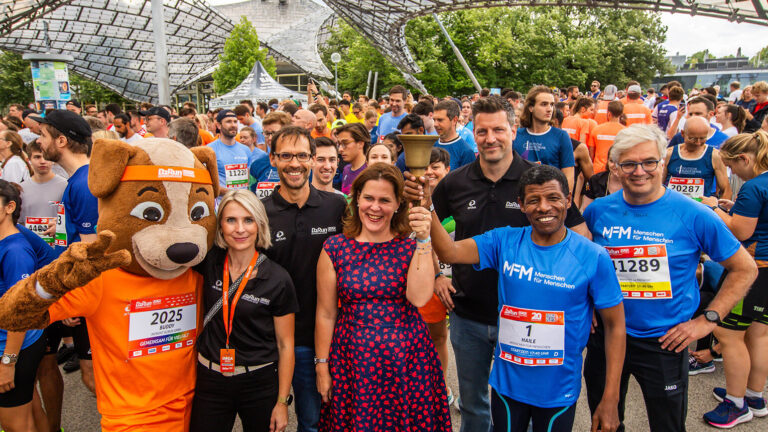 Eine Gruppe von Menschen jubelt beim Firmenlauf B2Run.