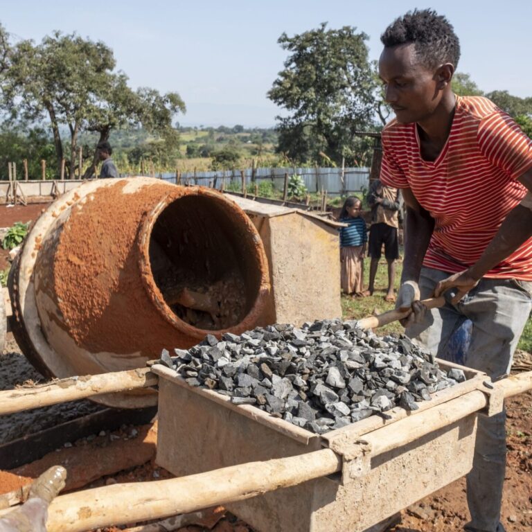 Zwei Männer arbeiten auf einer Baustelle