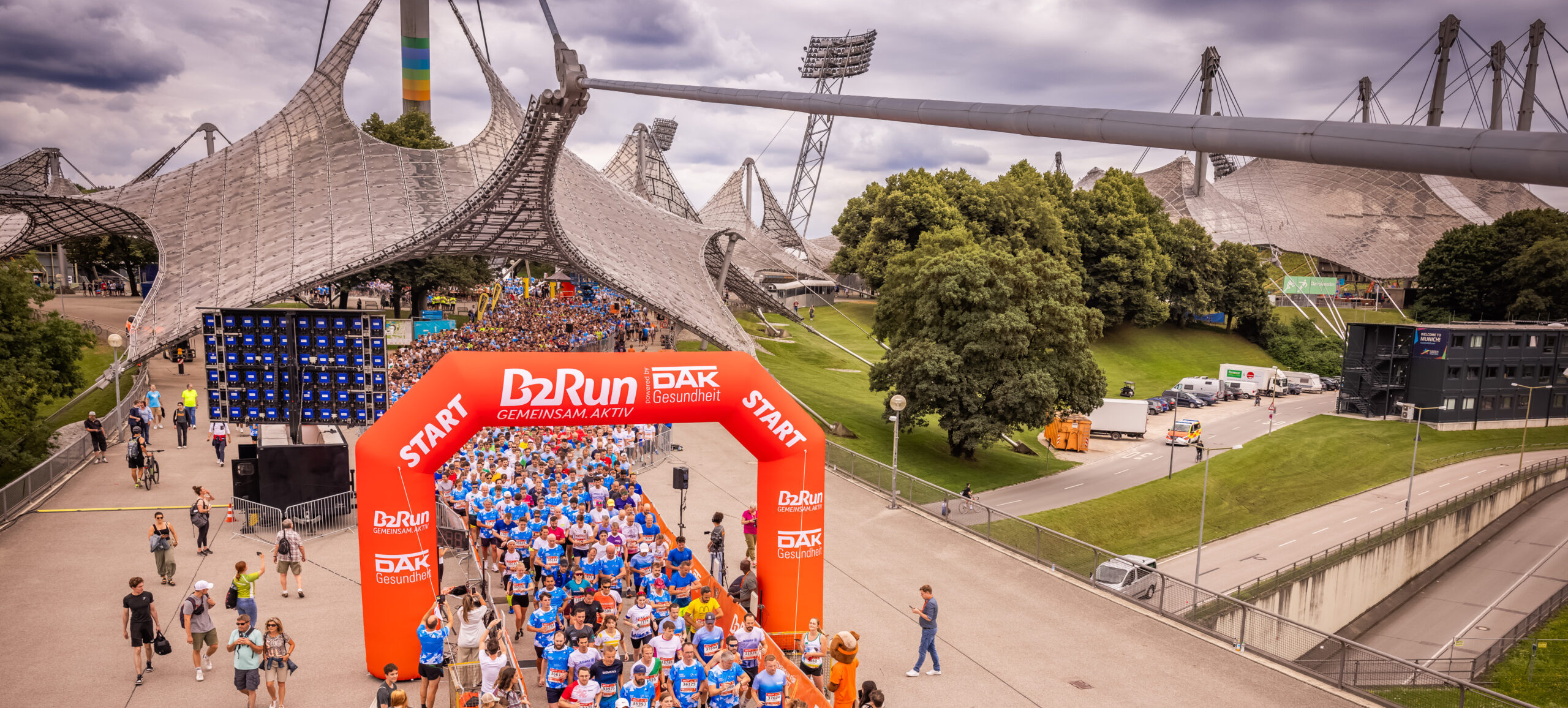 Läuferinnen und Läufer beim B2Run-Firmenlauf im Münchner Olympiapark