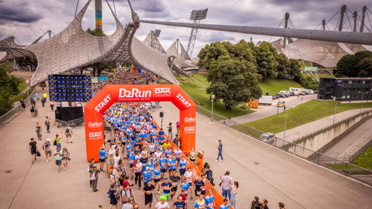 Läuferinnen und Läufer beim B2Run-Firmenlauf im Münchner Olympiapark