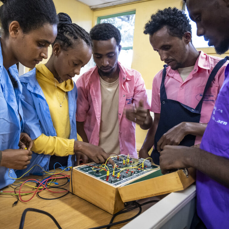 Studierende am ATTC bei einem Kurs der Elektrotechnik.