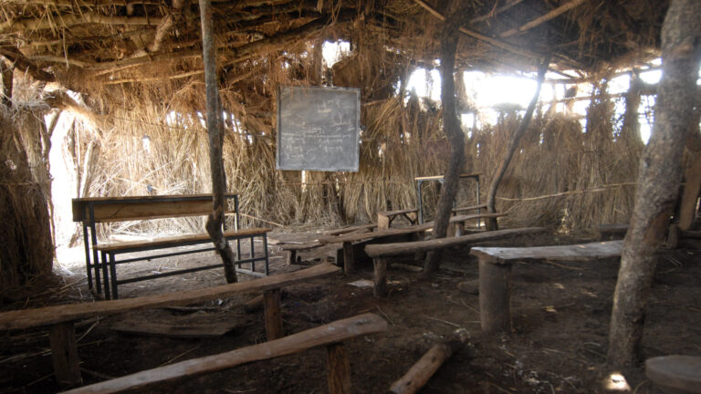 Eine verfallene Hütte aus Holz und Gras sind der Unterrichtsraum.