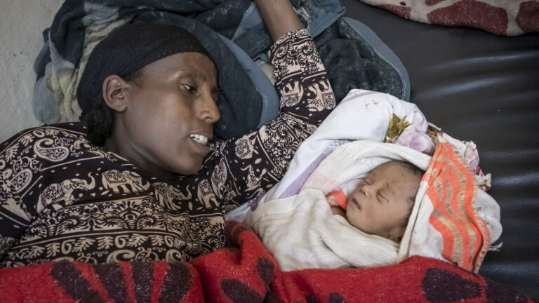 Frau mit neugeborenem Baby