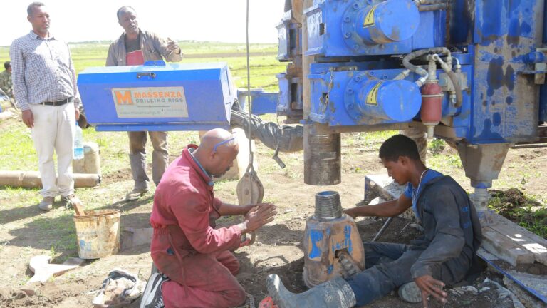 Handwerker arbeiten an der Installation des Tiefbohrgeräts.