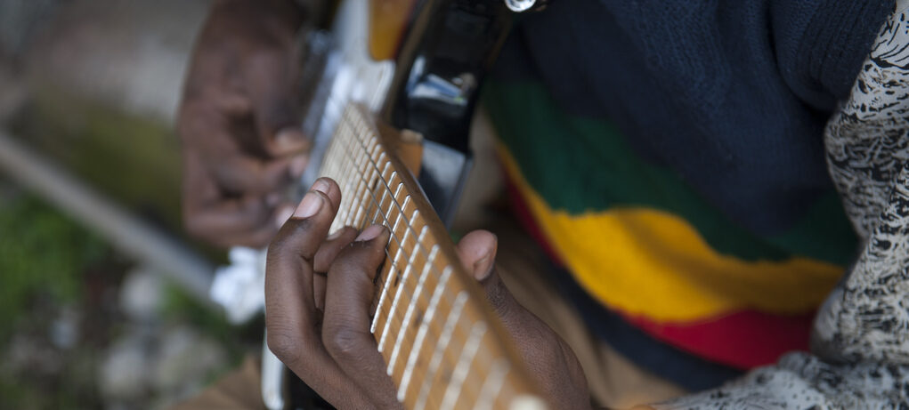 Ein Mann, der auf einer Gitarre spielt