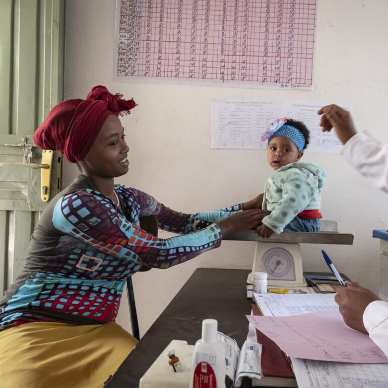 Eine Mutter mit neun Monate altem Baby im Gesundheitszentrum Seyo im Projektgebiet Dano.