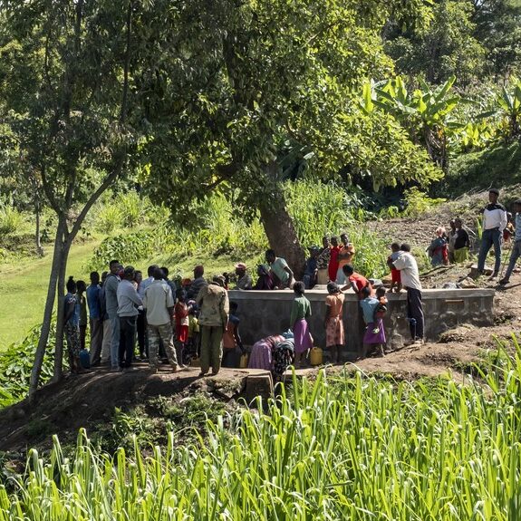 Bewohner schöpfen aus der neuen Quellfassung in Kedo
