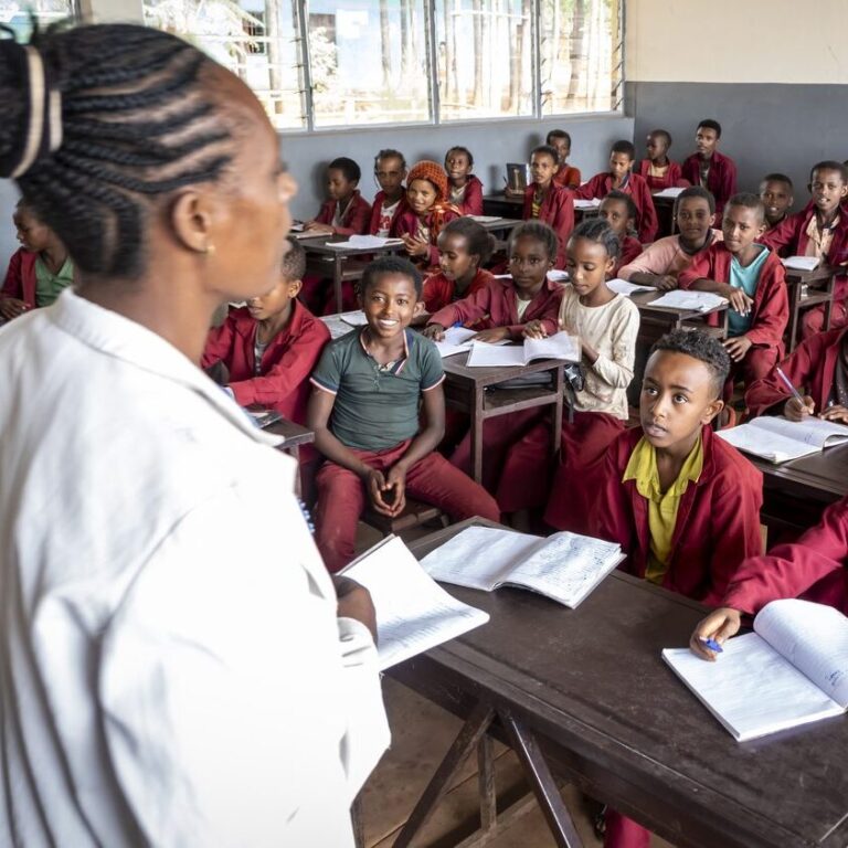Gora Grundschule in Ijaji. Die Kindern lernen nun in hellen Klassenräumen.