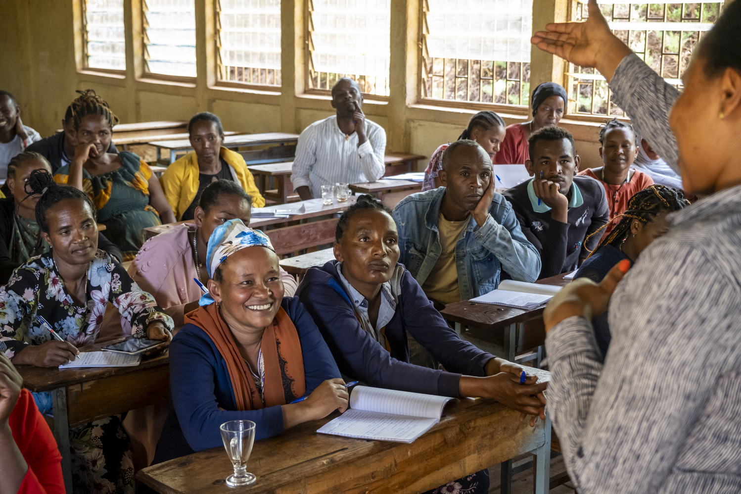 Eine Frau referiert vor einer Gruppe von Menschen.