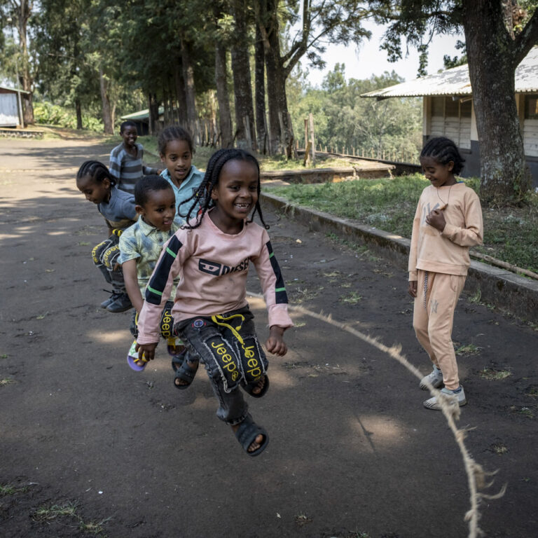 Mimi und die anderen Kinder des Abdii-Borii Kinderheims sind draußen am Seilspringen. Sie haben Spaß.
