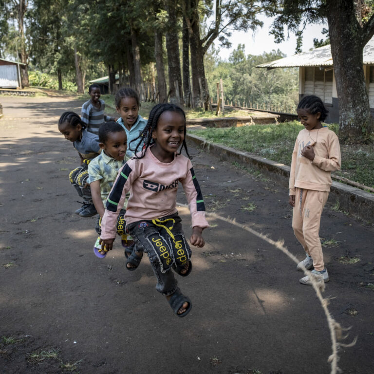 Kinder spielen im Abdii-Borii-Kinderheim
