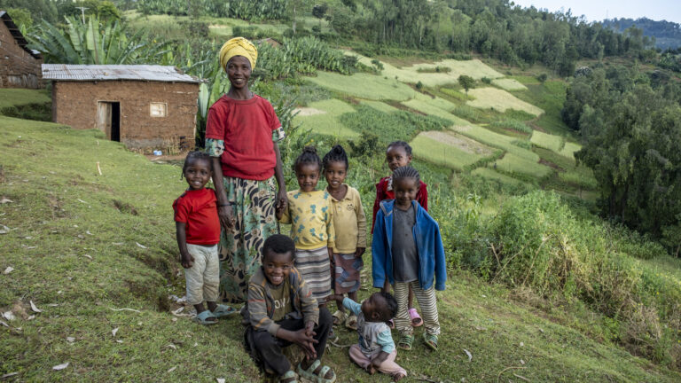 Eine äthiopische Mutter mit ihren Kindern