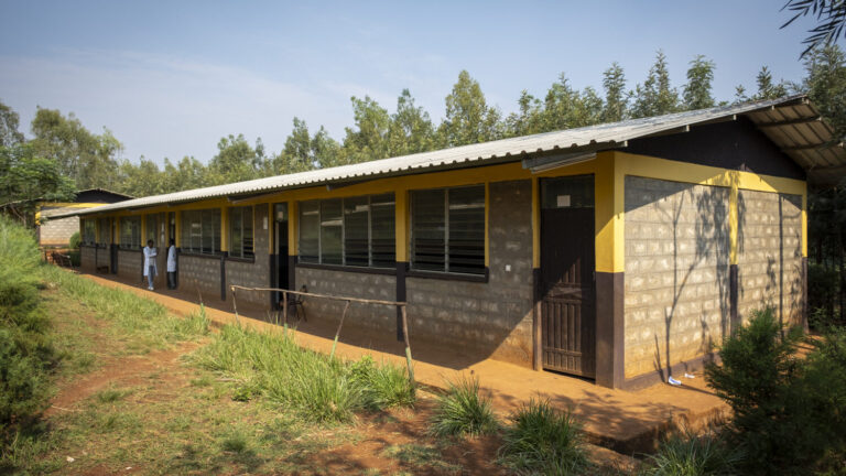 Ein neu gebautes Schulgebäude.