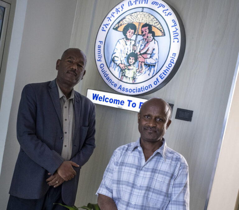 Zwei Männer der Organisation FGAE geben ein Interview über das Projekt zur psychosozialen Unterstützung von kriegsgeschädigten Frauen.