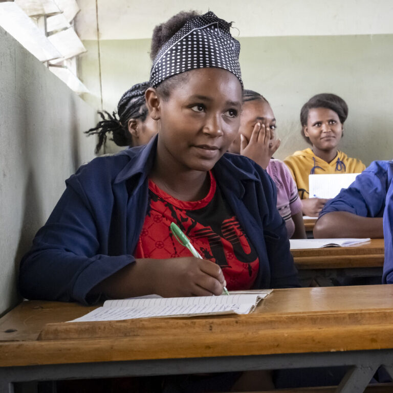 Unterricht an der von Menschen für Menschen erbauten Roman Dega Kedida Schule.