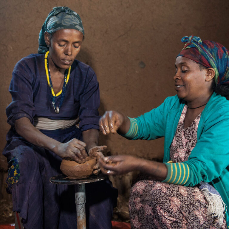 zwei Frauen beim Töpfern