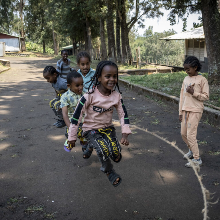 Kinder spielen im Abdii Borii Kinderheim