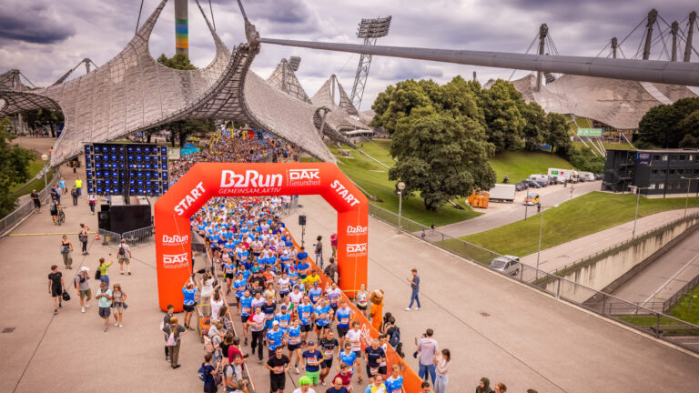 Läuferinnen und Läufer beim B2Run-Firmenlauf im Münchner Olympiapark