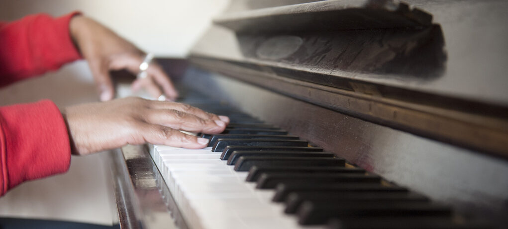 Hände spielen auf einem Klavier