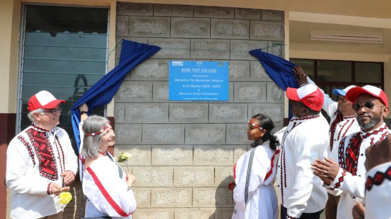 Fünf Personen stehen vor dem TVET Eröffnungsschild.