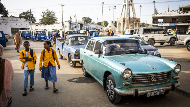 Harars zentraler Platz. Man sieht bunte Autos und zwei Schüler.