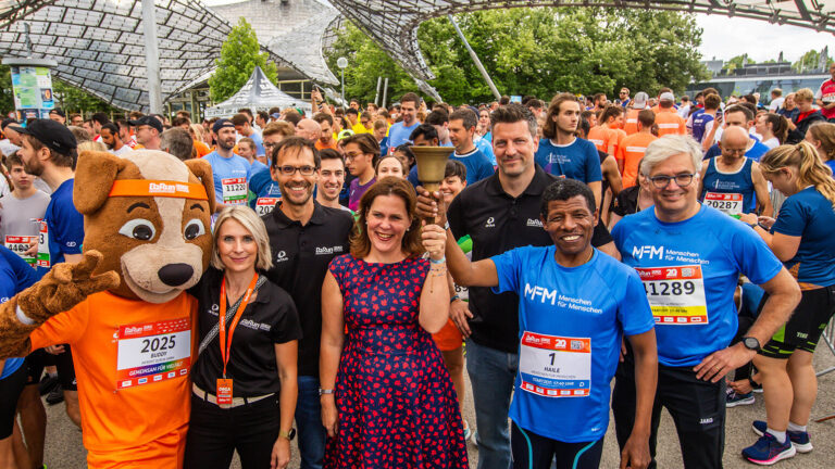 Eine Gruppe von Menschen jubelt beim Firmenlauf B2Run.