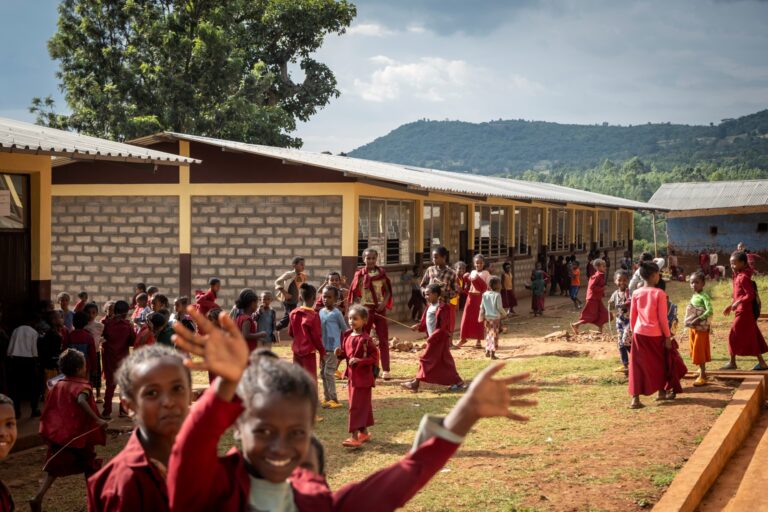 H54L_Classrooms_Schule_aussen-768x512