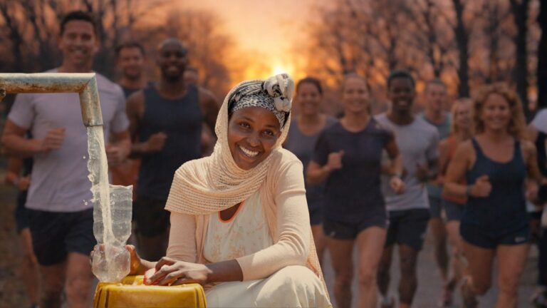 Eine ausgeschnittene äthiopische Frau, die sauberes Wasser in einen Kanister abfüllt. Im Hintergrund sind Läufer zu sehen.