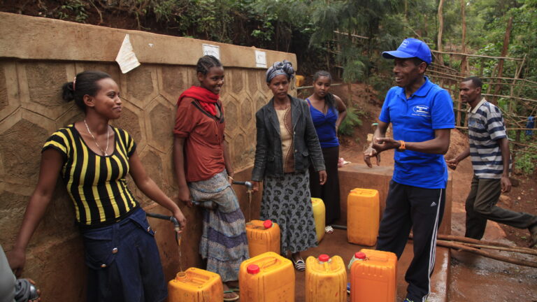 Haile Gebrselassie beim Besuch einer Wasserstelle