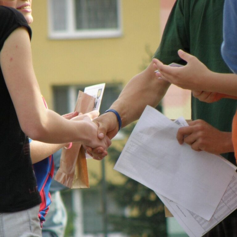 Zwei Menschen schütteln sich die Hände.