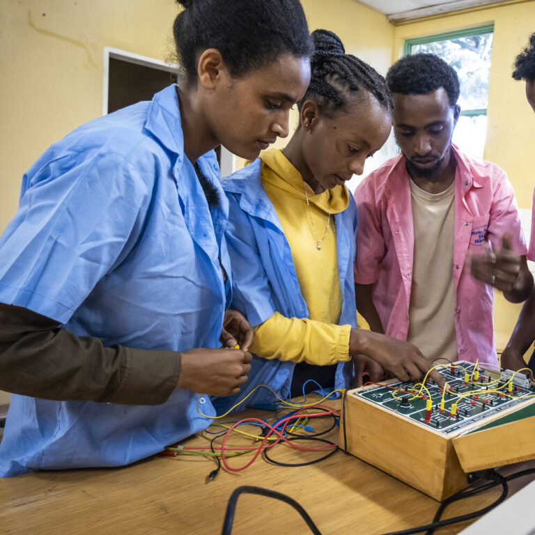 Studierende am ATTC bei einem Kurs der Elektrotechnik.